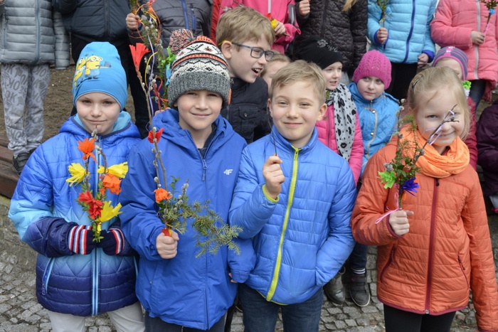 Klasa 2 b poznaje wielkanocne tradycje
