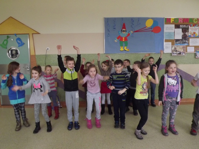 Mali uczniowie idą do szkoły 2016